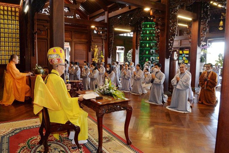 Hòa thượng Thích Châu Quang truyền giới đến Phật tử tu Bát Quan trai
