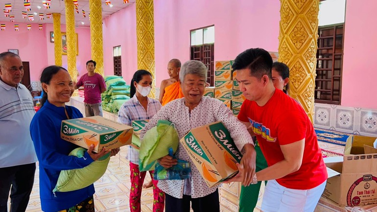 Nghệ sĩ Chí Sang trao quà đến người nghèo huyện Trà Ôn - Ảnh: TQ