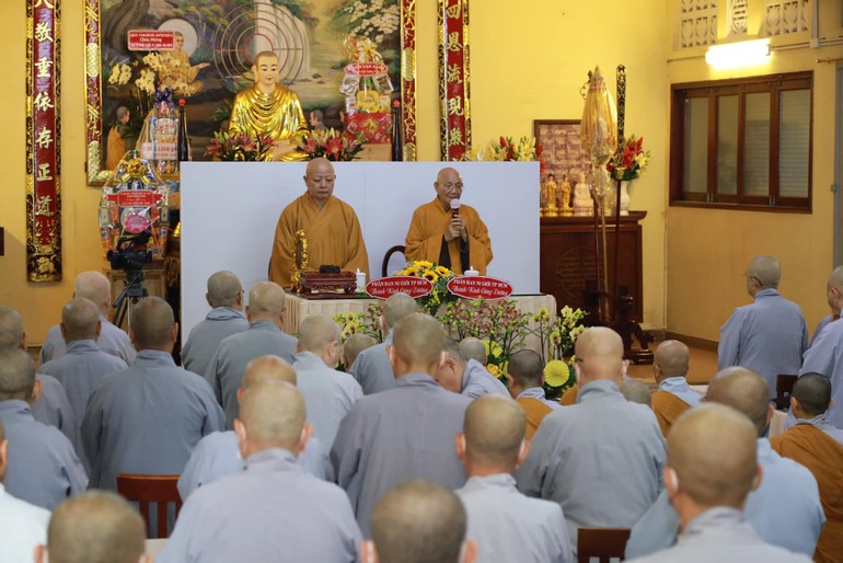 Hòa thượng Thích Minh Thông và Hòa thượng Thích Lệ Trang tại lễ bế giảng