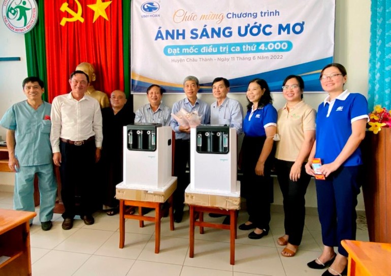 Đoàn trao tặng dụng cụ y tế đến Bệnh viện Đa khoa huyện Châu Thành