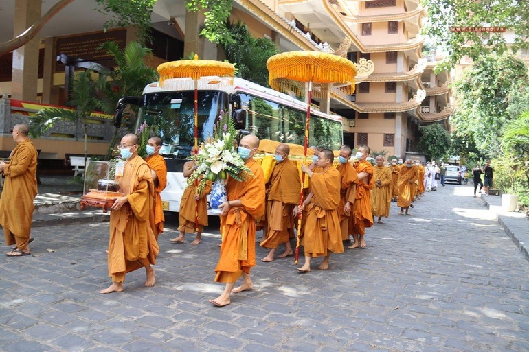 Cung thỉnh kim quan Trưởng lão Hòa thượng từ phương trượng đến Giác linh đường