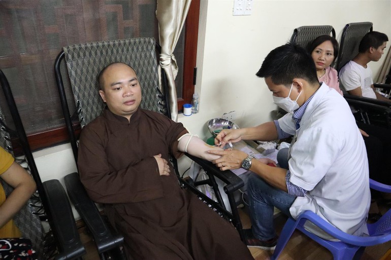 Ban Từ thiện - Xã hội GHPGVN tỉnh, chùa Khánh Sơn hiến máu nhân đạo