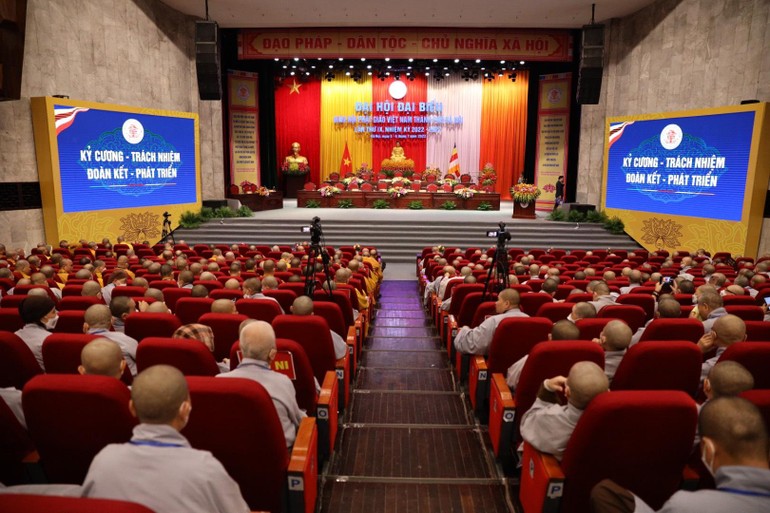 Quang cảnh phiên làm việc đầu tiên của Đại hội đại biểu Phật giáo TP.Hà Nội lần thứ IX tại Cung Văn hóa Hữu nghị Việt - Xô 