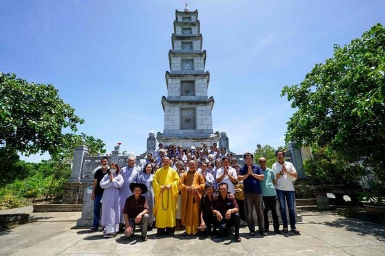 Đoàn đến chùa Long Bửu đảnh lễ tháp Tổ sư