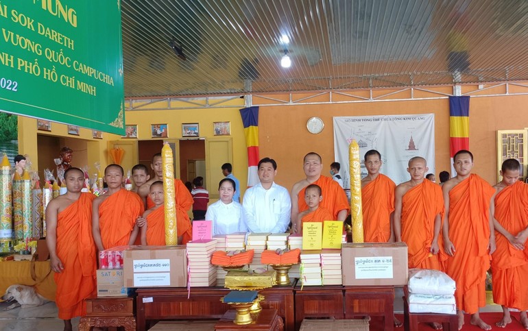 Tiến sĩ Sok Dareth dâng nến hạ, Tam tạng kinh (Pali - Khmer) gồm 110 quyển đến chùa Tông Kim Quang