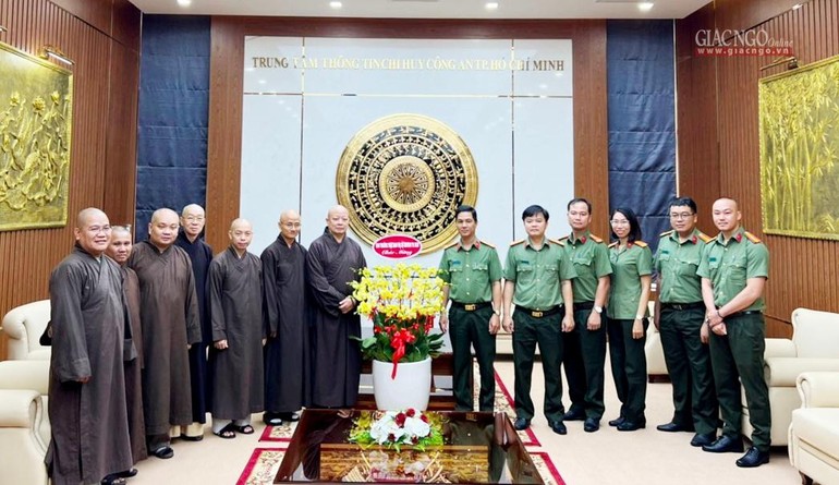 Hòa thượng Thích Lệ Trang tặng hoa chúc mừng nhân Ngày Truyền thống Lực lượng An ninh nhân dân