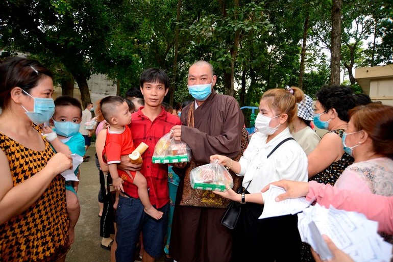 Đại đức Thích Bửu Thành và Phật tử chùa Bửu Châu trao tặng quà đến bệnh nhân khó khăn