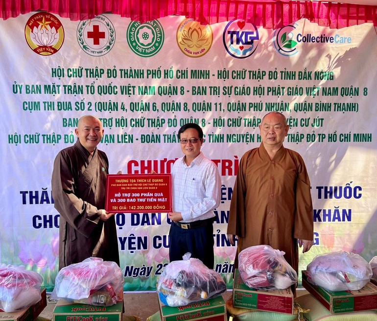 Đoàn từ thiện trao quà tại huyện Cư Jut