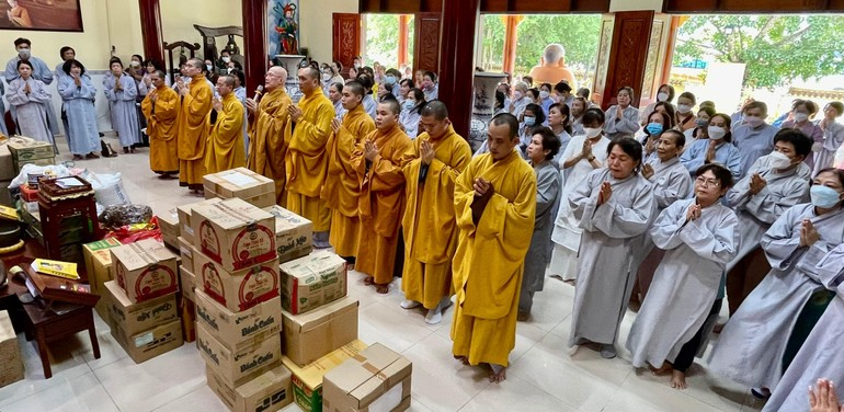 Hòa thượng Thích Chơn Không, đại diện Ban Hướng dẫn Phật tử TP.HCM, các chùa cúng dường trường hạ