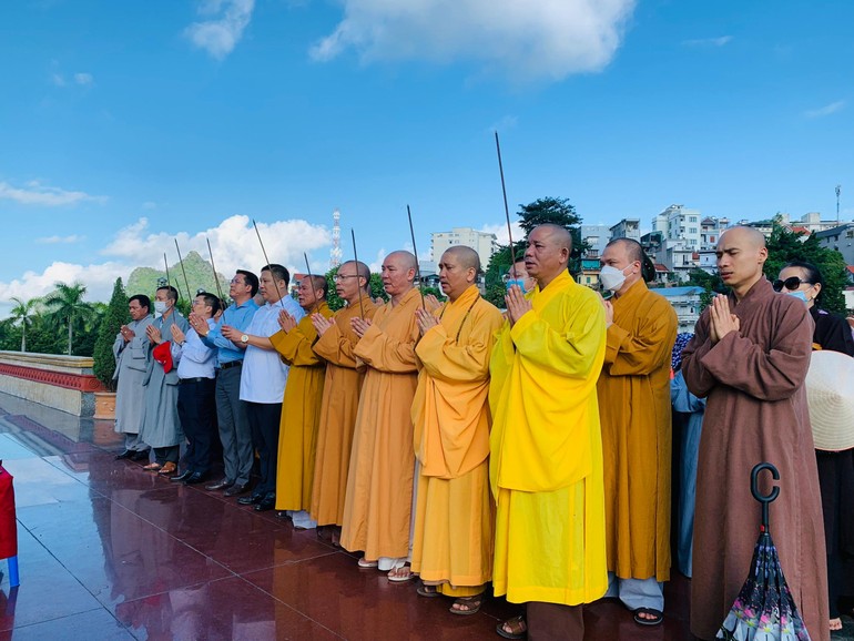 Ban Trị sự Phật giáo tỉnh, TP.Hạ Long dâng hương tưởng niệm liệt sĩ tại Đài tưởng niệm anh hùng liệt sĩ tỉnh 