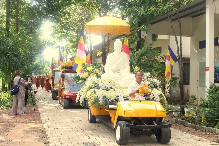  Lễ cung rước tôn tượng Đức Phật trong khuôn viên thiền viện