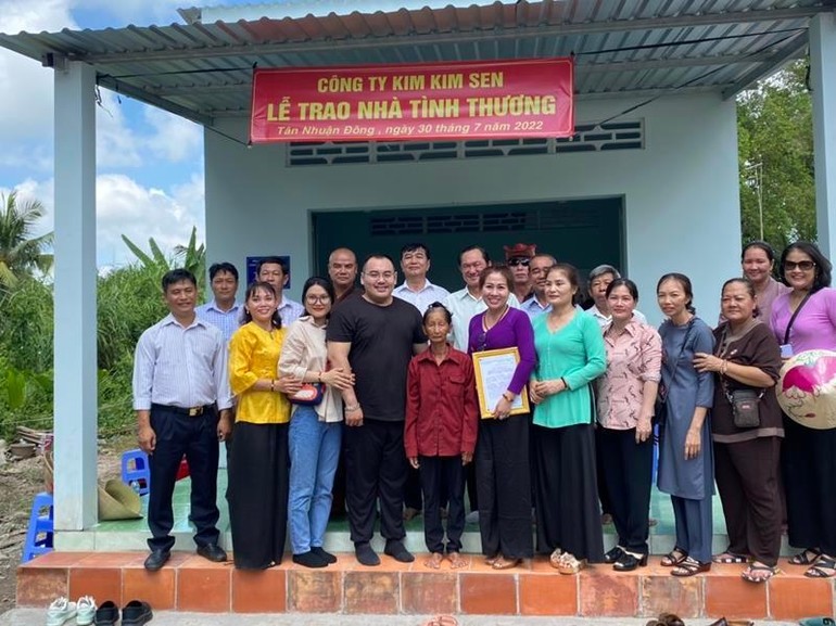Niềm vui trong ngày nhận nhà mới của gia đình bà Nguyễn Thị Cách