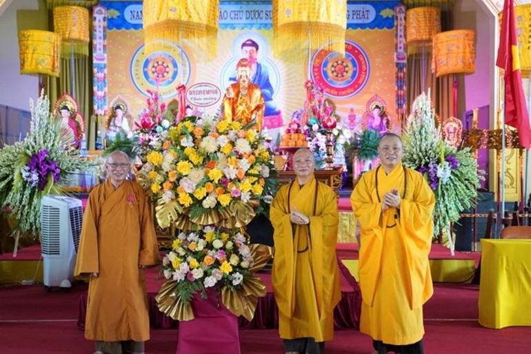 Đại diện Ban Trị sự TP.Hà Nội tặng hoa chúc mừng Thượng tọa Thích Chiếu Tạng