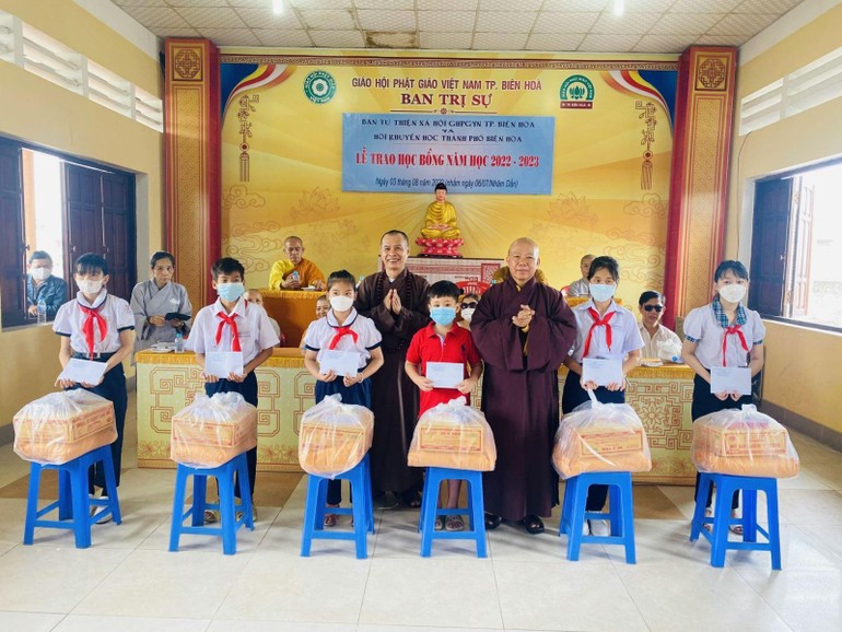Ban Từ thiện - Xã hội GHPGVN TP.Biên Hòa, Hội Khuyến học TP tổ chức trao học bổng 