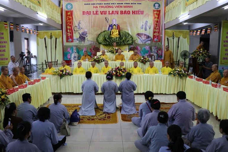 Phật tử tác bạch cúng dường tại trường hạ Tăng chùa Viên Minh