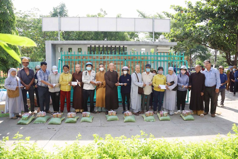 Ban Trị sự Phật giáo TP.Phan Rang - Tháp Chàm phối hợp với Ủy ban MTTQVN Thành phố tặng quà Vu lan