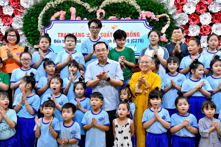 Bí thư Thành ủy TP.HCM chụp ảnh lưu niệm với thiếu nhi đang tu tập tại chùa Giác Ngộ