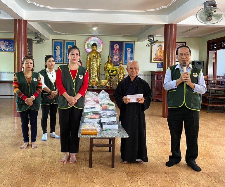Đại diện chùa Hoa Quang và Hội trao quà cho học sinh tại chùa