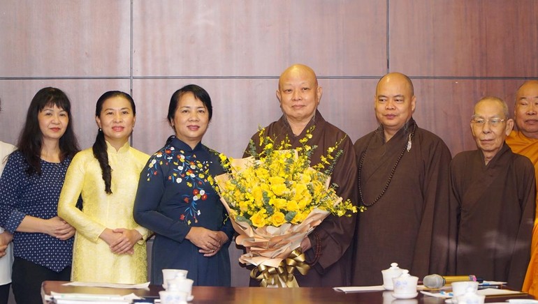 Bà Trần Kim Yến tặng hoa chúc mừng Hòa thượng Thích Lệ Trang