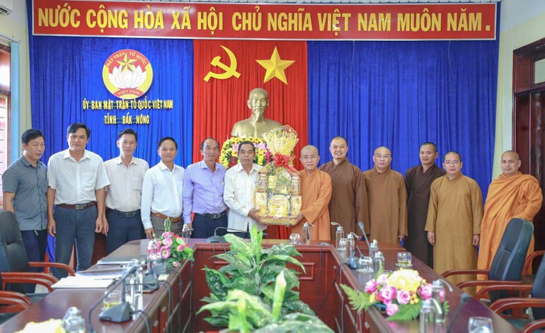 Tân Ban Trị sự GHPGVN tỉnh thăm, tặng quà tại Ủy ban MTTQVN tỉnh Đắk Nông
