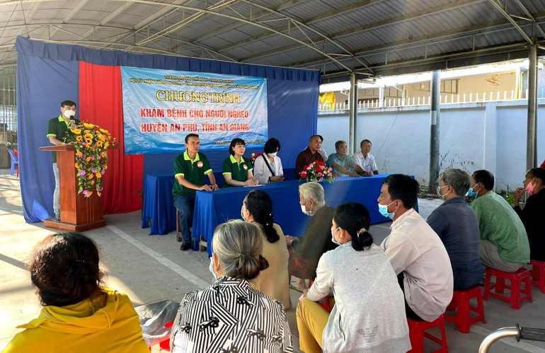  Hội Từ thiện chùa Tuờng Nguyên, Ủy ban MTTQVN quận 4 tổ chức tầm soát bệnh, tặng thuốc cho bà con tỉnh An Giang