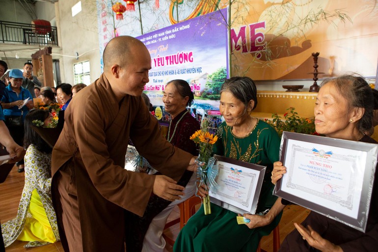 Đại đức Thích Quảng Mẫn trao quà chúc thọ đến Phật tử cao niên
