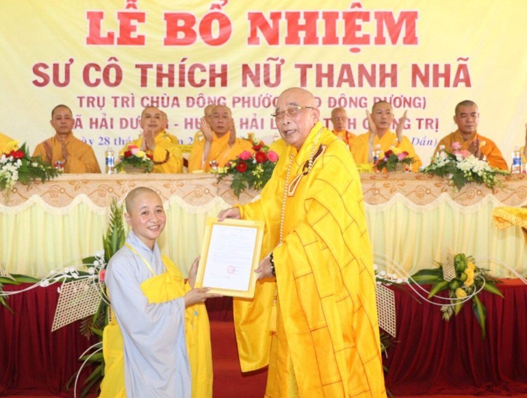 Hòa thượng Thích Thiện Tấn trao quyết định bổ nhiệm trụ trì chùa Đông Phước đến SC Thích nữ Thanh Nhã