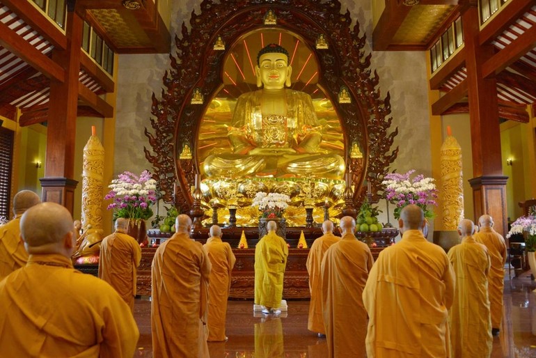 Chư Tăng Phật giáo TP.HCM đảnh lễ Tam bảo tại chánh điện Việt Nam Quốc Tự