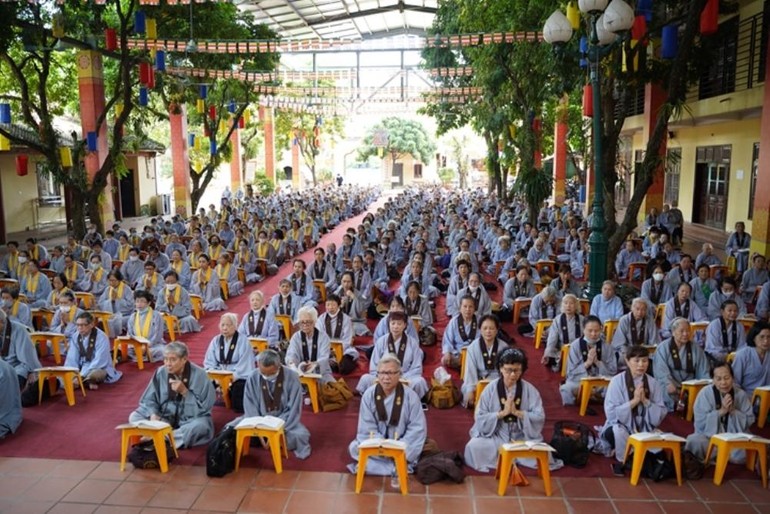 Phật tử tham gia khóa tu Bát Quan trai tại chùa Bằng