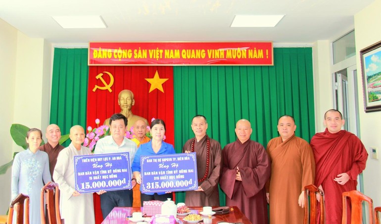 Thường trực Ban Trị sự GHPGVN TP.Biên Hòa ủng hộ 330 suất học bổng cho học sinh