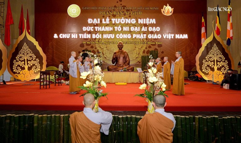 Lễ đài tại Học viện Phật giáo Việt Nam tại TP.HCM, nơi diễn ra Đại lễ tưởng niệm do Phân ban Ni giới TP.HCM đăng cai tổ chức 