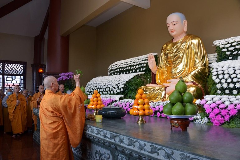Đức Trưởng lão Quyền Pháp chủ GHPGVN niêm hương, an vị tôn tượng Thánh Tổ Ni tại chùa Thanh Tâm