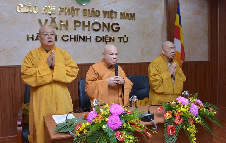 Chư tôn đức chủ tọa buổi họp niệm Phật cầu gia hộ trước buổi họp