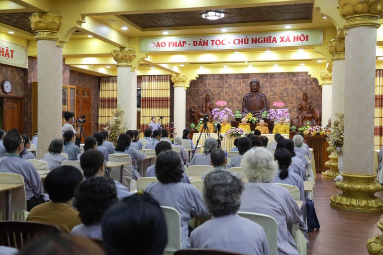 Khai giảng lớp Giới Bồ-tát tại gia dành cho Phật tử tại chùa Minh Đạo - Ảnh: Công Minh - Phương Đại