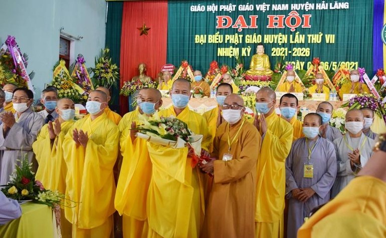Hòa thượng Thích Thiện Tấn tặng hoa chúc mừng đến tân Ban Trị sự GHPGVN huyện Hải Lăng nhiệm kỳ 2021-2026