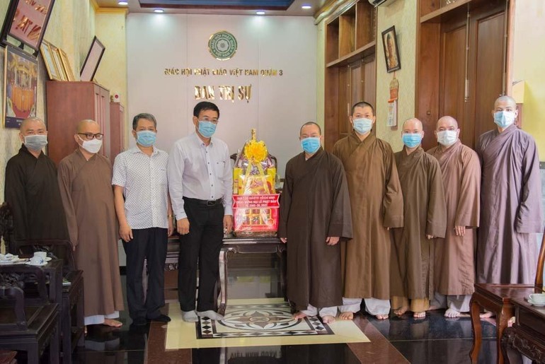 Ban Tôn giáo TP.HCM chúc mừng Phật đản đến Tăng Ni và Phật tử quận 3