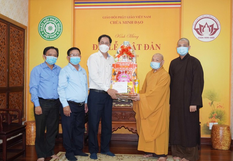 Lãnh đạo Ủy ban MTTQVN TP.HCM chúc mừng Phật đản đến Hòa Thượng Thích Thiện Nhơn