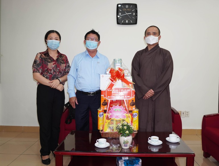 Ông Vũ Mạnh Hải thăm, chúc mừng Phật đản tại tòa soạn Báo Giác Ngộ