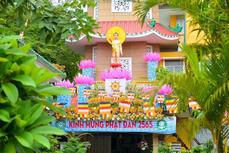 Lễ đài Kính mừng Phật đản tại chùa Xá Lợi, quận 3