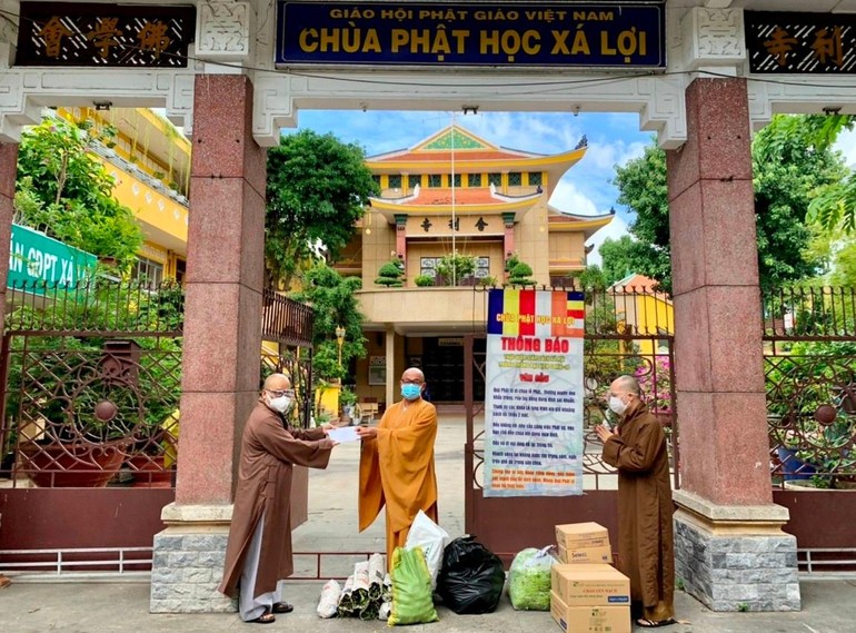 Phật giáo quận 3 cúng dường các điểm cấm túc an cư trên địa bàn