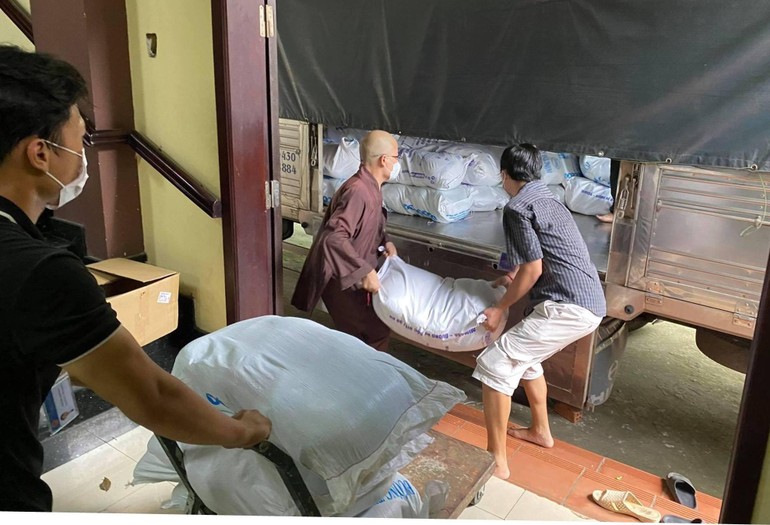 Tặng 5 tấn gạo, 500 thùng mì được Đại đức Thích Minh Đạo, Phật tử vận chuyển đến thị xã Tân Uyên, ngày 17-8 - Ảnh: Trời Nam