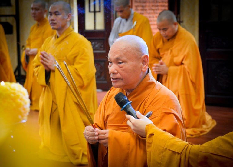 Hòa thượng Chủ tịch Hội đồng Trị sự niêm hương bạch Phật trong khóa lễ Tự tứ của chư Tăng nội tự tại chùa Minh Đạo 