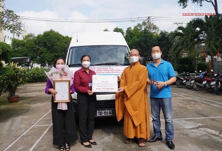 Đại đức trụ trì chùa Nam Thiên Nhất Trụ trao tặng xe tiêm vắc-xin lưu động cho TP.Thủ Đức