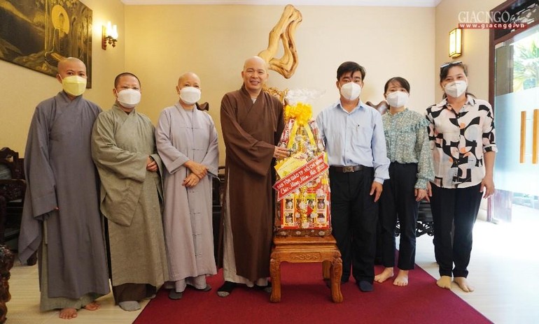 Đoàn Ban Tôn giáo TP.HCM chúc Tết đến chư tôn đức Phật giáo quận 12