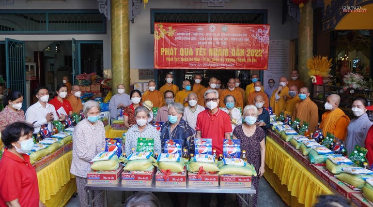 Phật giáo quận Gò Vấp kết hợp cùng các cơ quan tại địa phương tặng quà Tết đến người dân