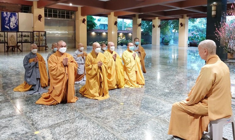 Chư tôn đức Phật giáo quận 12 đảnh lễ mừng khánh tuế đến Trưởng lão Hòa thượng Thích Trí Quảng