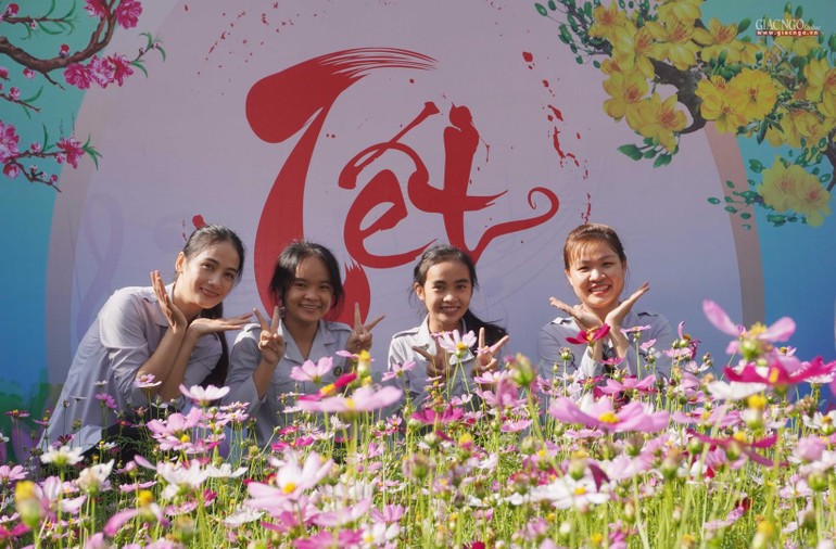 Bạn trẻ đến chùa Quảng Trạch, huyện Lắk ngày mùng 1 Tết