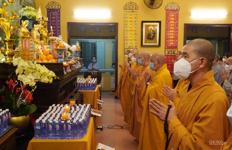 Khóa lễ tụng kinh Dược sư tại chánh điện chùa Ấn Quang