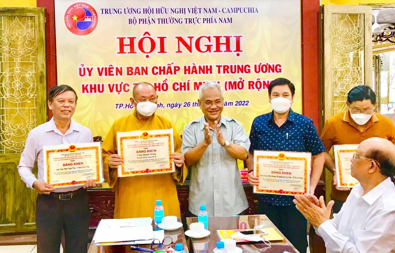 Hội hữu nghị Việt Nam – Campuchia trao tặng Bằng khen tới các cá nhân, tổ chức 