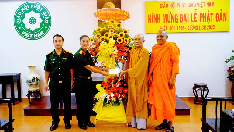 Bộ Tư lệnh TP.HCM chúc mừng Phật đản đến chư tôn đức Văn phòng II Trung ương - Ảnh: Công Minh